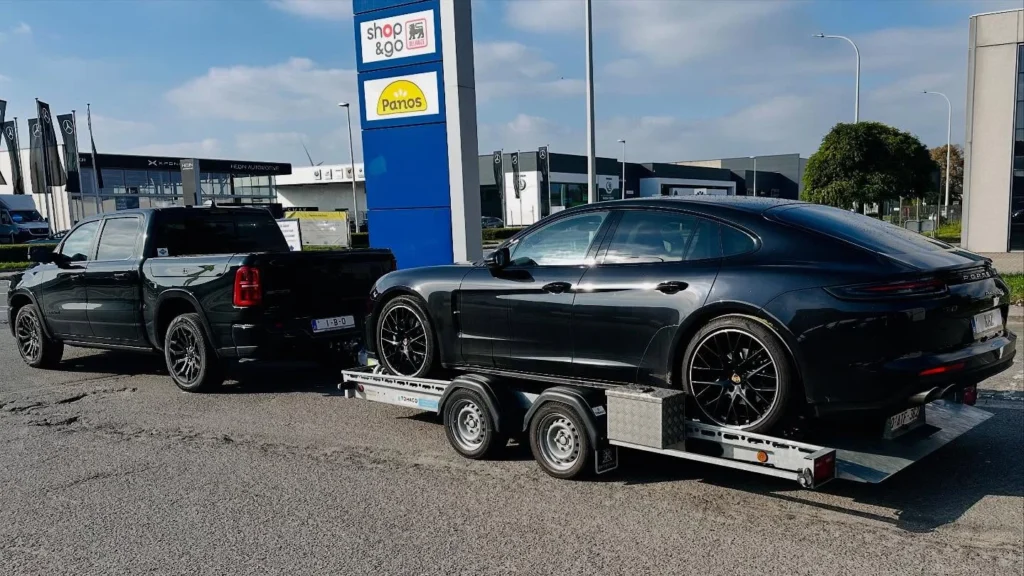 Luxewagen op de lage oprijwagen van EuroTakel