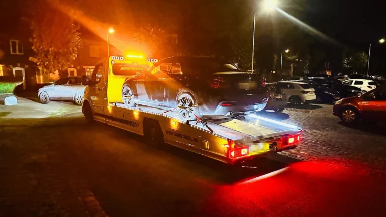 Ophaling op een parking bij nacht