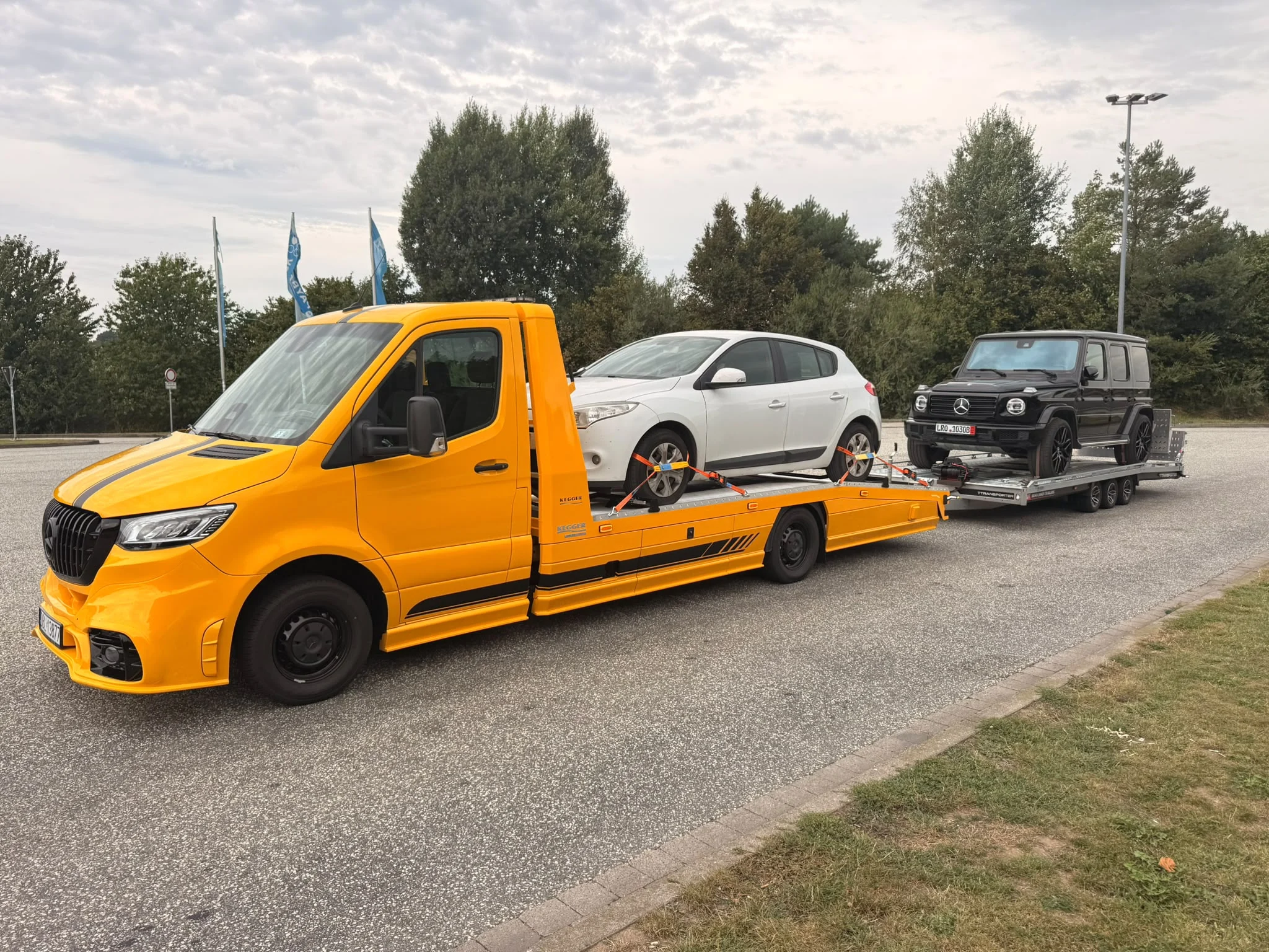 Oranje takelwagen van EuroTakel met een personenwagen op het plateau