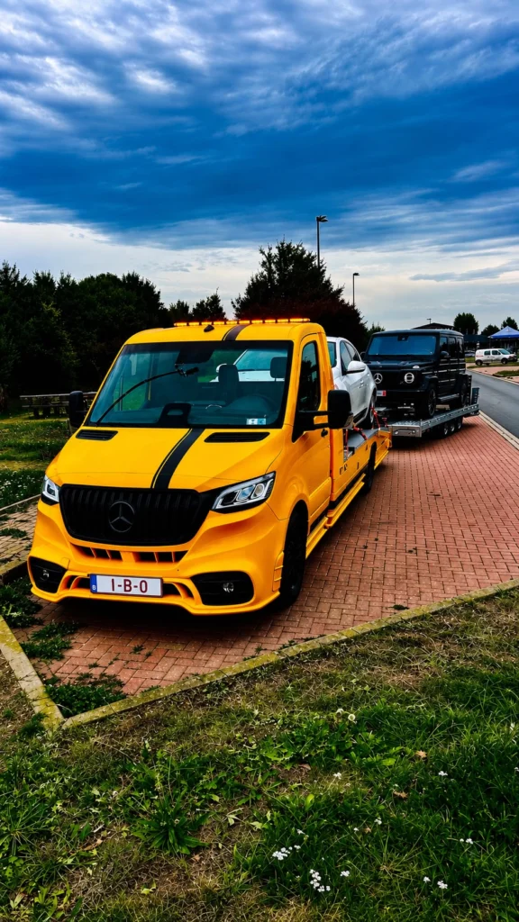 EuroTakel takelwagen met zwaailichten en een SUV op de aanhanger