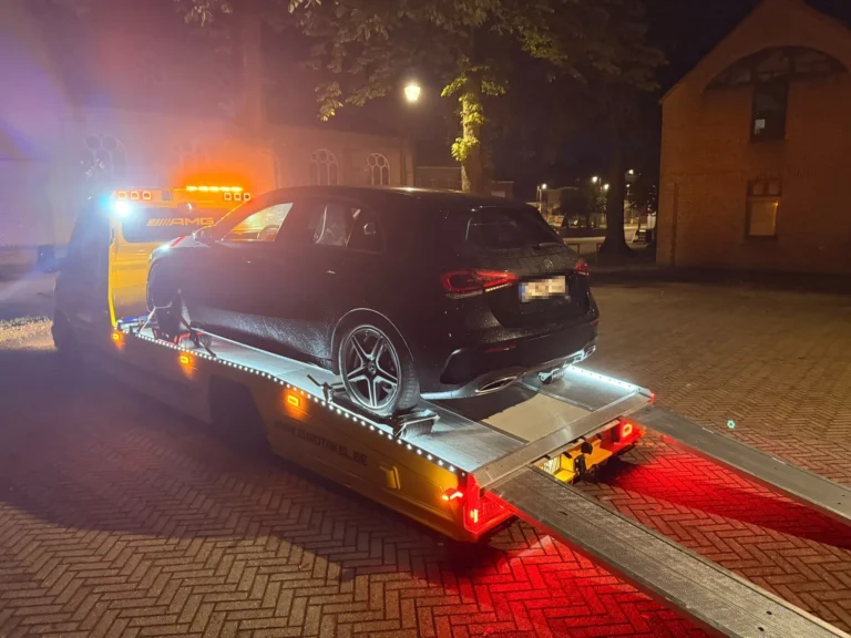 SUV geladen bij nacht
